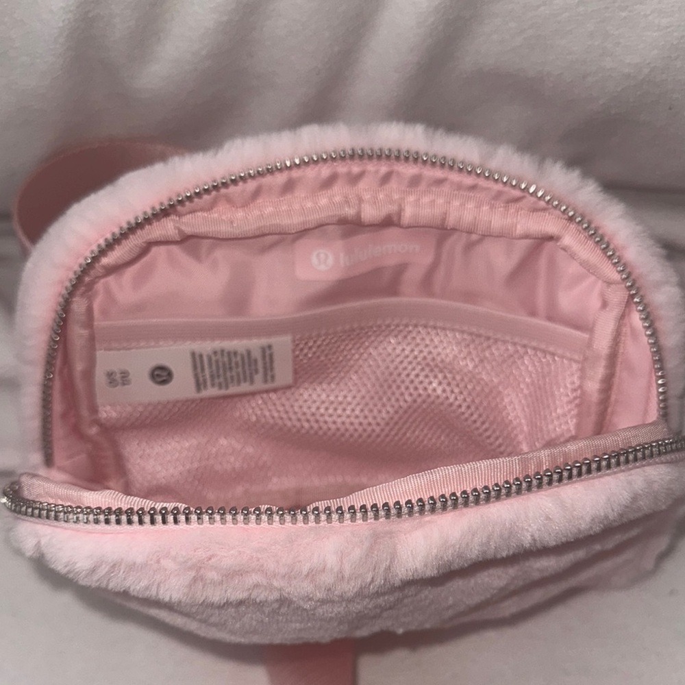 Lululemon Everywhere Belt Bag 1L
Plush Fleece *NWT - Picture 8 of 8